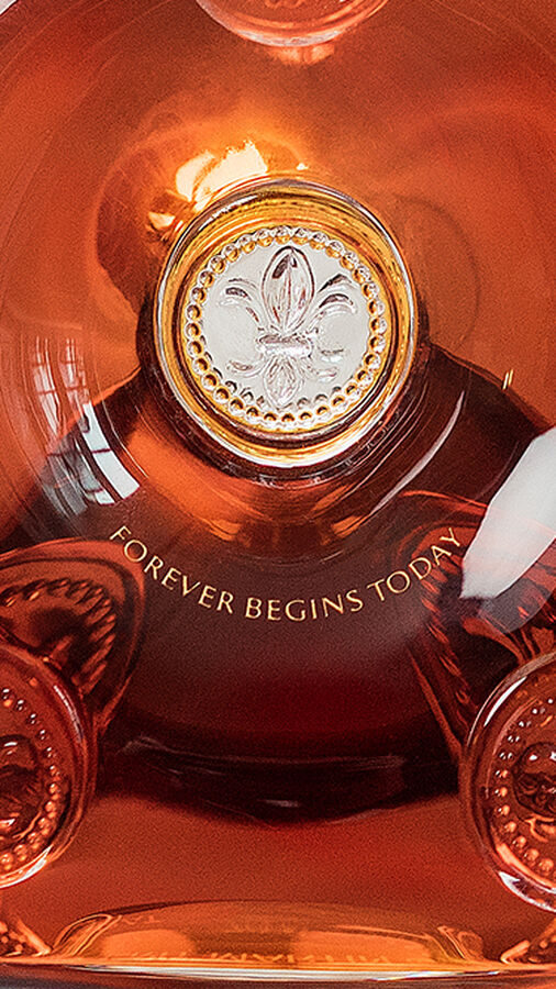 A zoom on the LOUIS XIII decanter with customized engraving