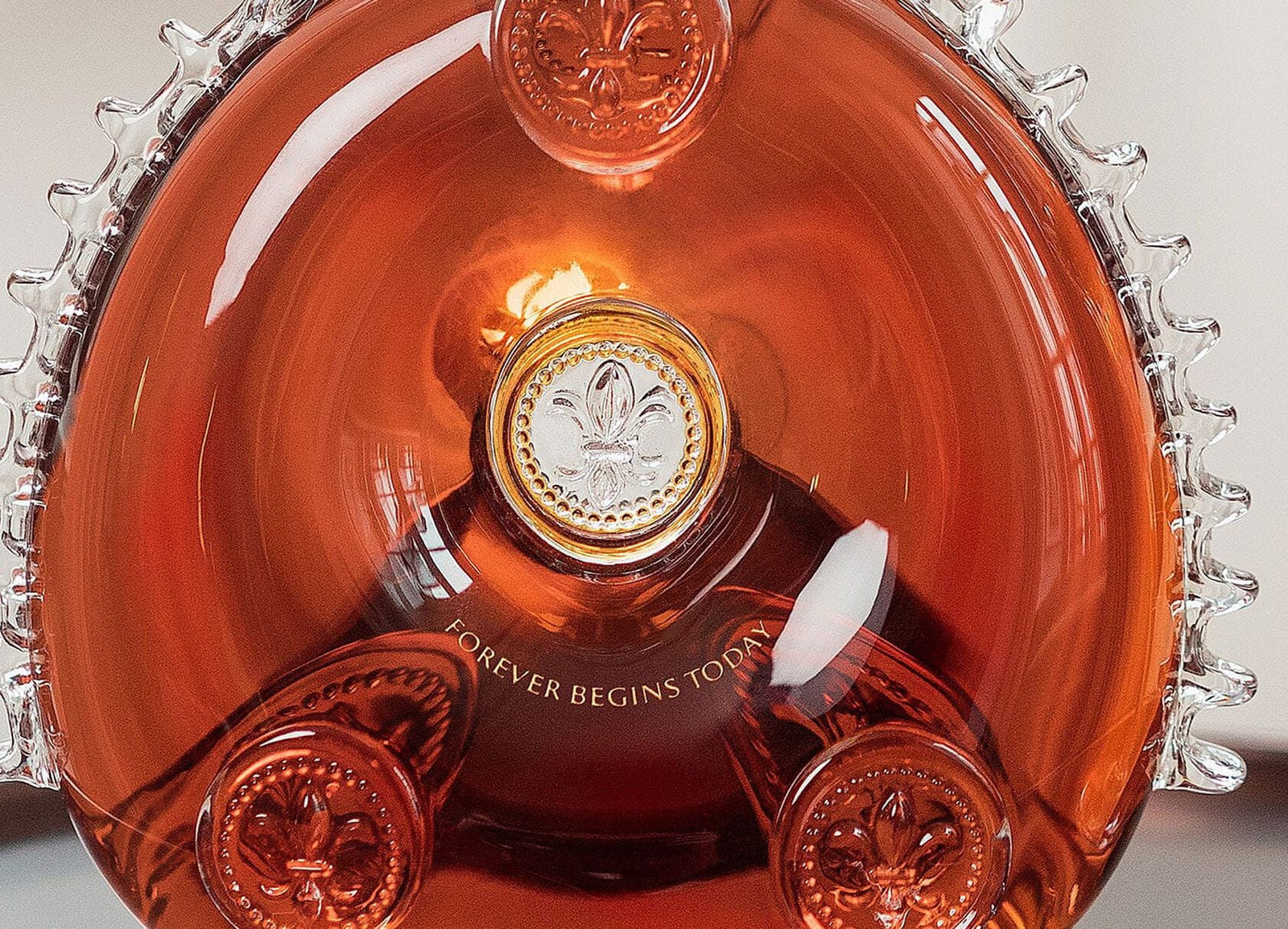 A zoom on the LOUIS XIII decanter with customized engraving