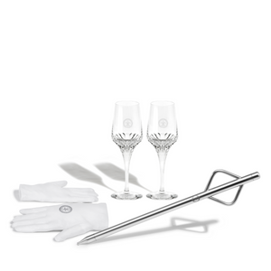 A packshot of a set of white gloves, a spear for Classic decanter and two crystal glasses