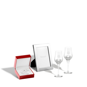 A packshot of a red box with crystal brand logo, a picture frame and two LOUIS XIII crystal glasses